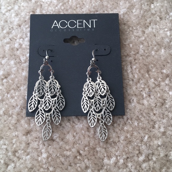 Jewelry - NWOT - Silver Leaf dangle earrings